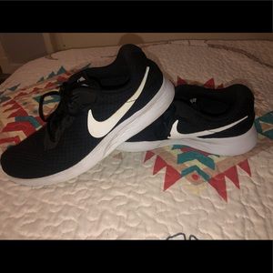 Black Nike Tennis Shoes